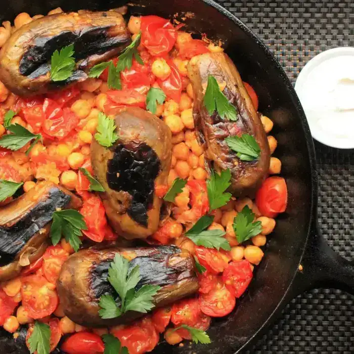 Баклажаны с хариссой, нутом и йогуртом с кумином на сковороде