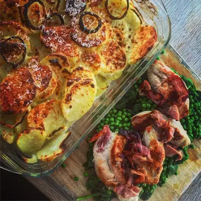 Картофельная запеканка с курицей и беконом