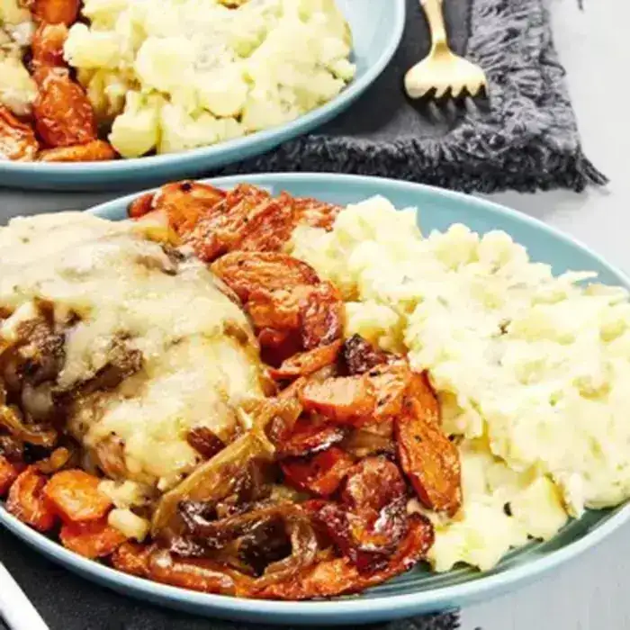 Курица по-французски с карамелизированным луком, жареной морковью и картофельным пюре