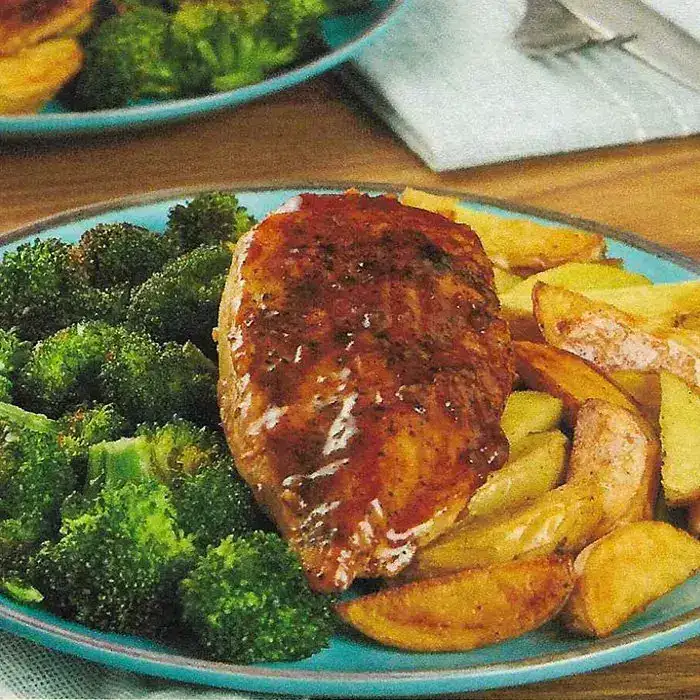 Курица в медово-бальзамической глазури с хрустящей брокколи и картофелем
