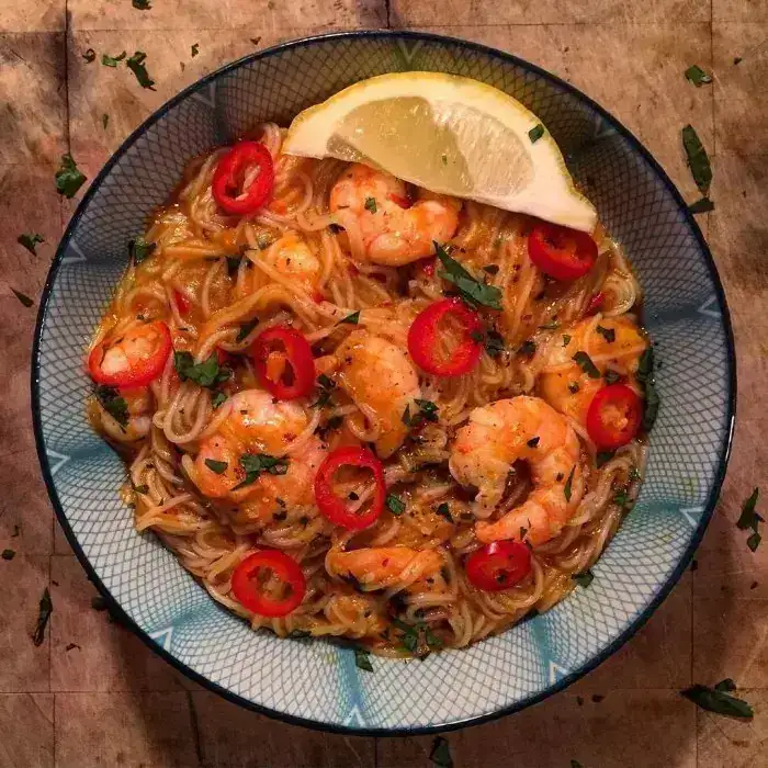 Лакса с королевскими креветками и лапшой