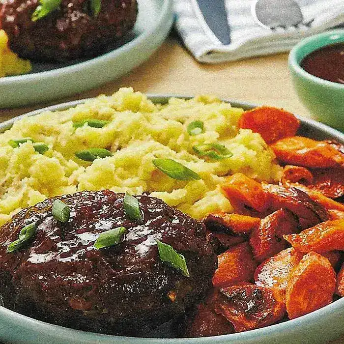 Мясные рулеты в соевой глазури с васаби-пюре и жареной морковью