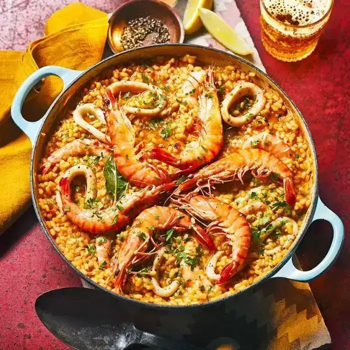 Паэлья с креветками и кальмарами