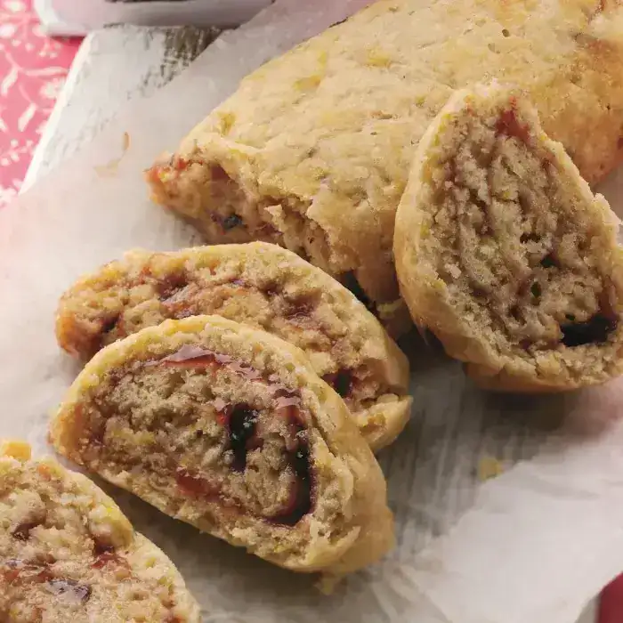 Рулет с малиновым джемом