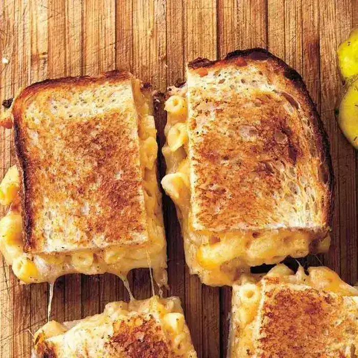 Сэндвич с жареным макаронами с сыром