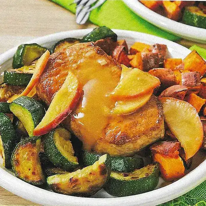 Свиные отбивные с яблоками, жареным бататом и цукини на сковороде