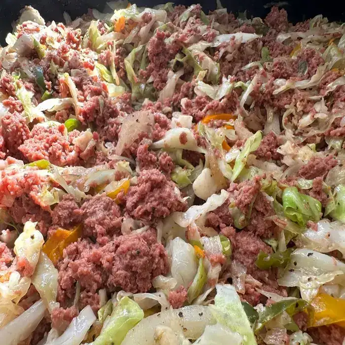 Тушеная солонина с капустой по-ямайски