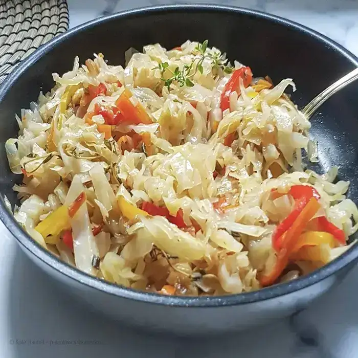 Ямайская тушеная капуста