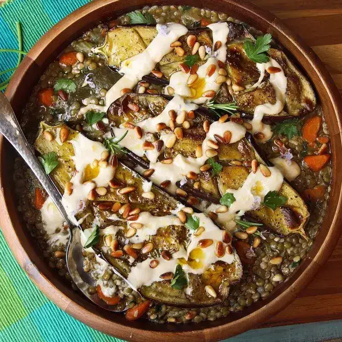 Запеченные баклажаны с тахини, кедровыми орешками и чечевицей