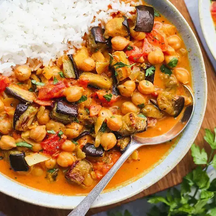Жареные баклажаны с пряным нутом и ореховым соусом